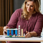 Product LEGO® Architecture: Σιγκαπούρη (21057) Μαζί με Πασχαλινή Λαμπάδα thumbnail image
