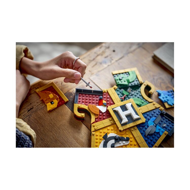 Product LEGO® Harry Potter™: Hogwarts™ House Crest (76462) image