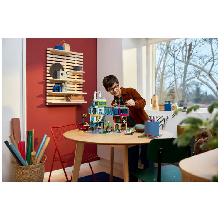 Product LEGO® City: Το Κέντρο της Πόλης (60380) image