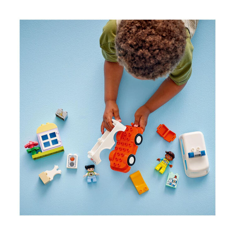 Product LEGO® DUPLO®: Ασθενοφόρο & Οδηγός (10447) image