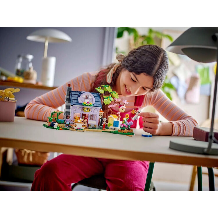 Product LEGO® Friends: Το Σπίτι και ο Λουλουδόκηπος των Μελισσοκόμων (42669) image