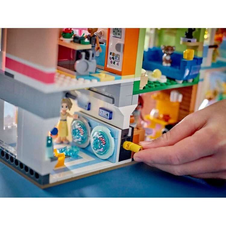 Product LEGO® Friends: Διαμερίσματα και Καταστήματα στη Χάρτλεϊκ Σίτυ (42670) image