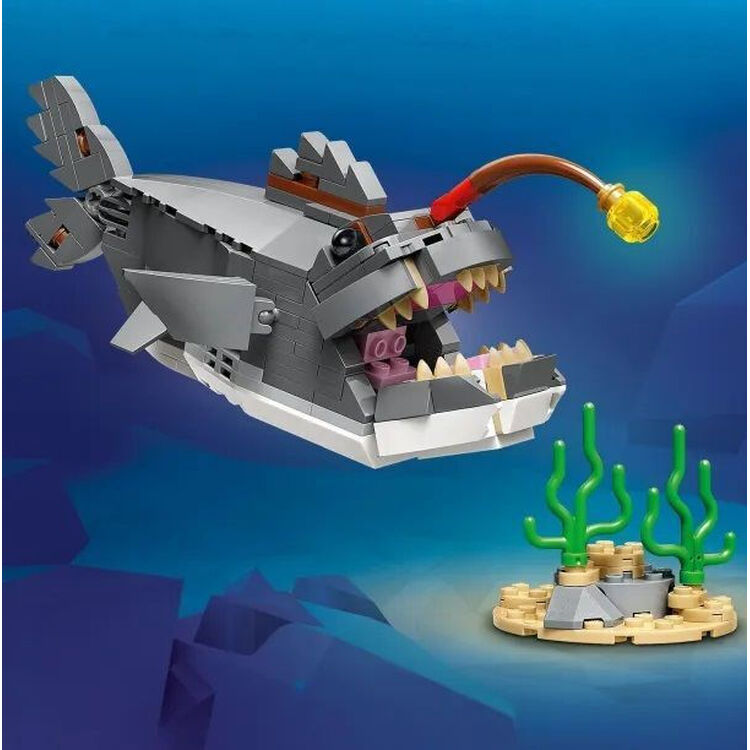 Product LEGO® Creator 3-in-1 Fierce Shark with a Treasure Chest (31381) image