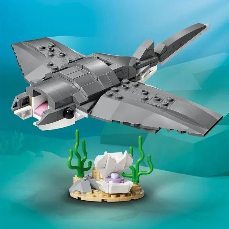 Product LEGO® Creator 3-in-1 Fierce Shark with a Treasure Chest (31381) image