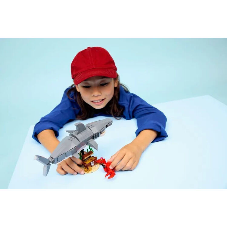 Product LEGO® Creator 3-in-1 Fierce Shark with a Treasure Chest (31381) image