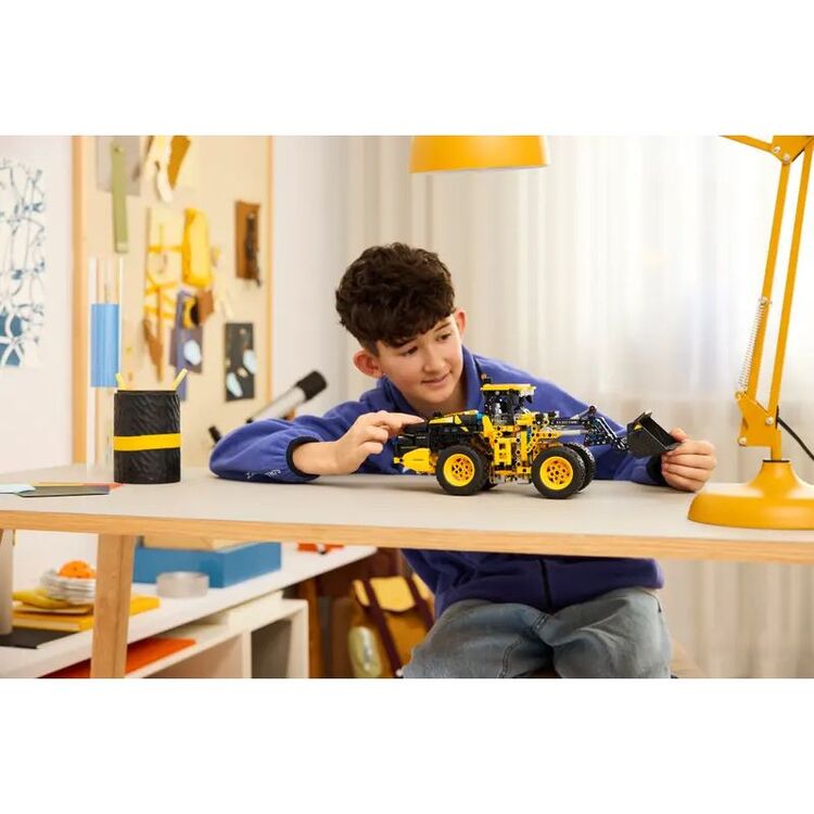 Product LEGO® Technic: Φορτωτής Volvo L120 Electric (42209) image