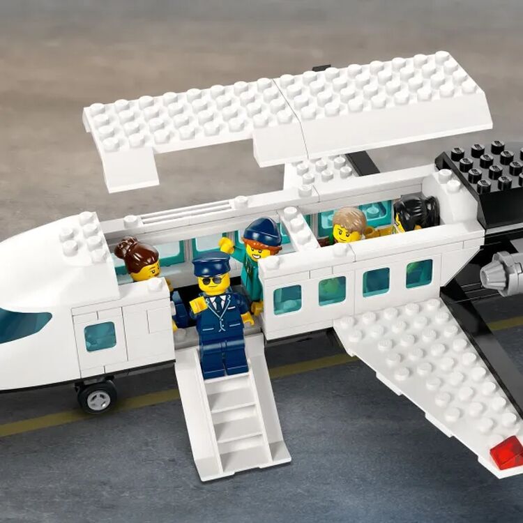 Product LEGO® City: Airport with Airplane (60502) Μαζί με Πασχαλινή Λαμπάδα image