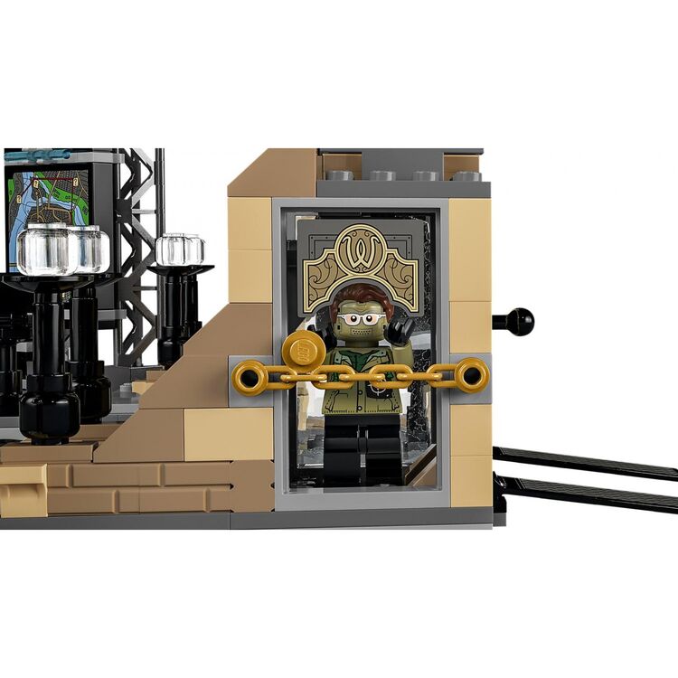 Product LEGO® Batman™: Batcave™: The Riddler™ Face-off (76183) image