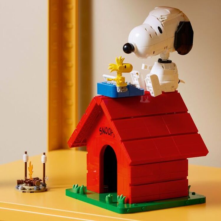Product LEGO® Ideas: Peanuts: Snoopy's Doghouse (21368) image