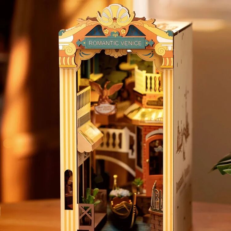 Product Romantic Venice Book Nook image